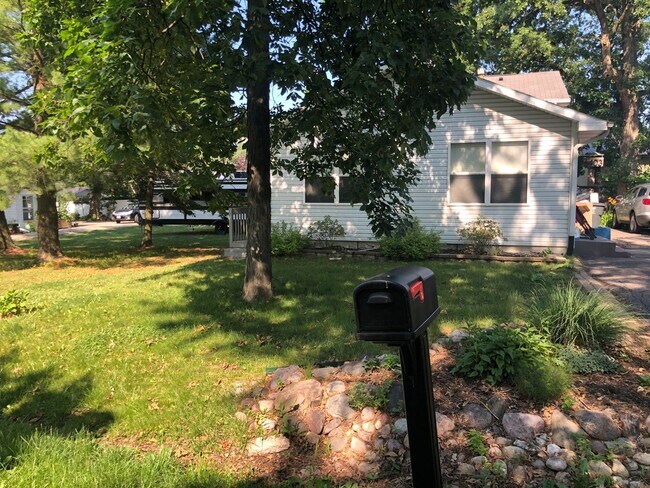 Building Photo - Beautiful Home next to Paddock Lake (3BR/1.5BA)