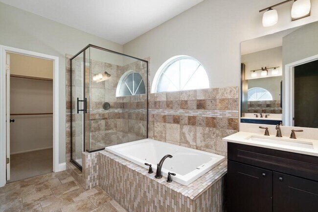 Building Photo - 1135 Disraeli Cir