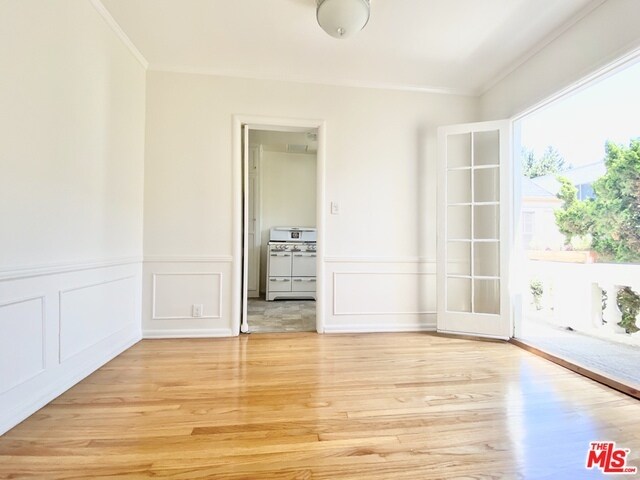 Building Photo - 2254 N Beachwood Dr