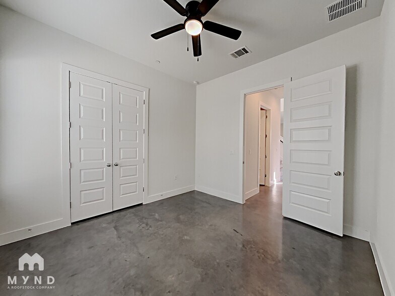 Building Photo - 8922 Menchaca Rd