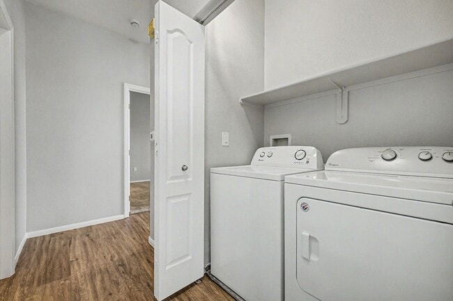 Building Photo - 2 BEDROOM CONDO WITH MOUNTAIN VIEWS!