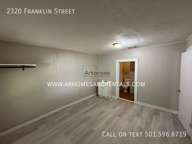Building Photo - 2320 Franklin St