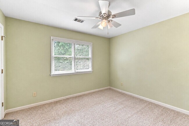 Building Photo - 3535 Claridge Dr NE