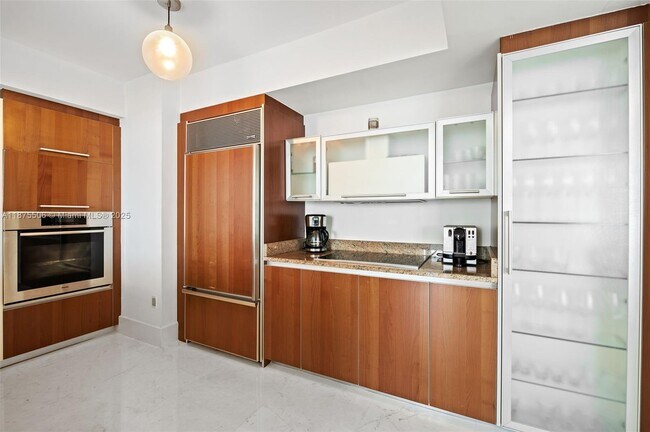 Building Photo - 17201 Collins Ave