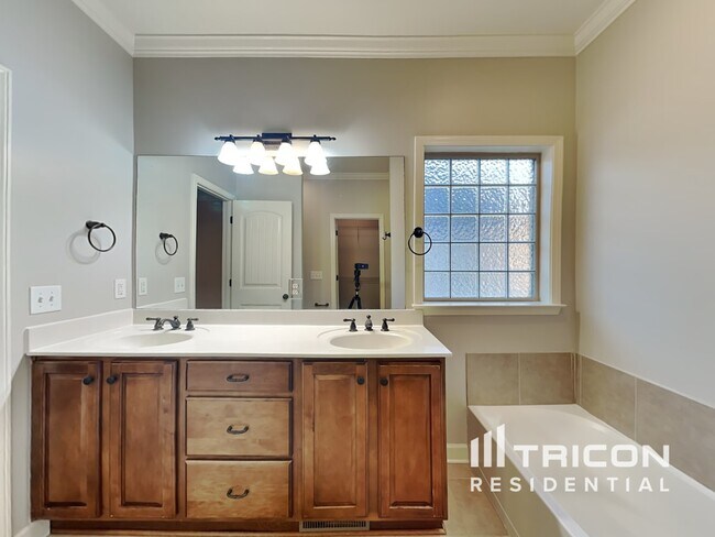 Building Photo - 3125 Hidden Creek Dr