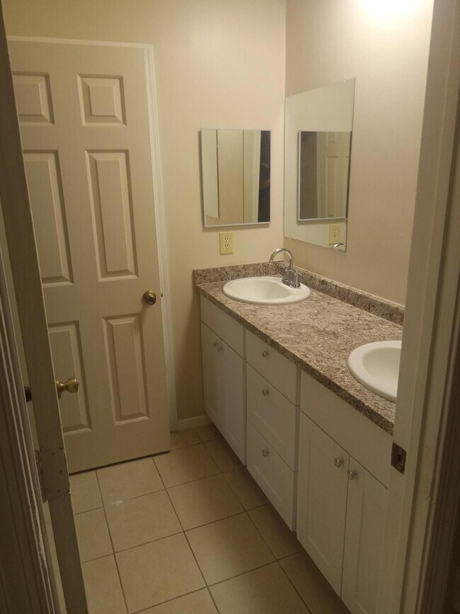 Building Photo - 2810 Stoneway Ln