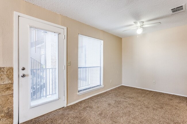 Building Photo - 3022 Forest Ln