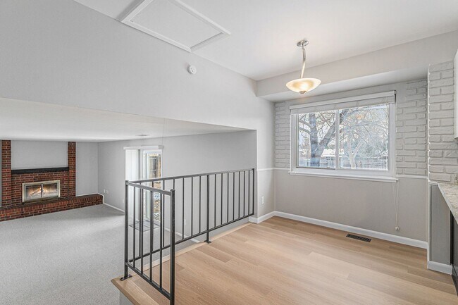 Building Photo - 3 bedroom 2.5 bathroom in Heather Ridge!