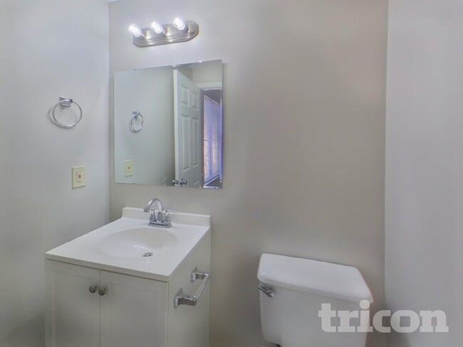 Building Photo - 201 Raintree Dr