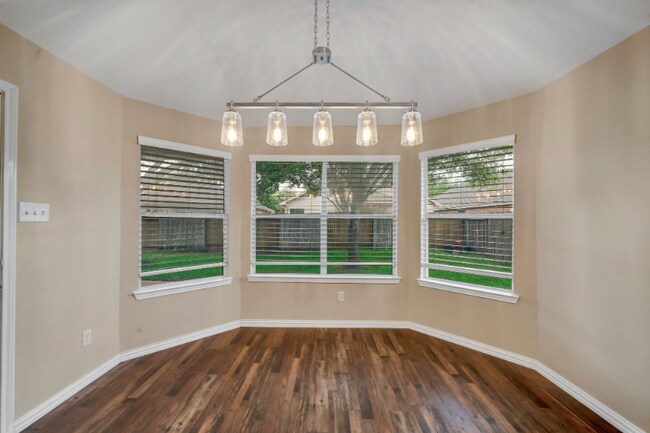Building Photo - 3005 Gardencrest Ln