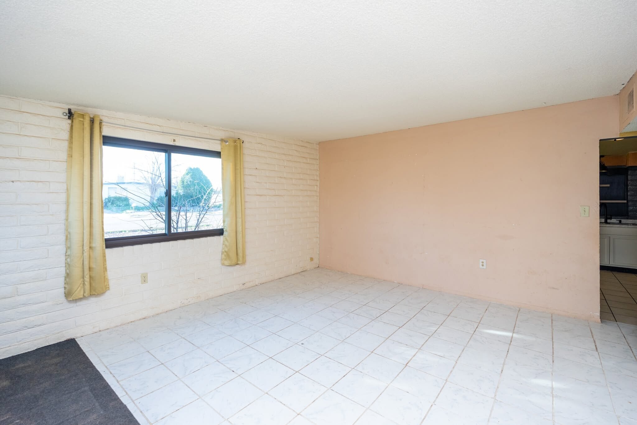 Building Photo - 702 N Skyline Dr