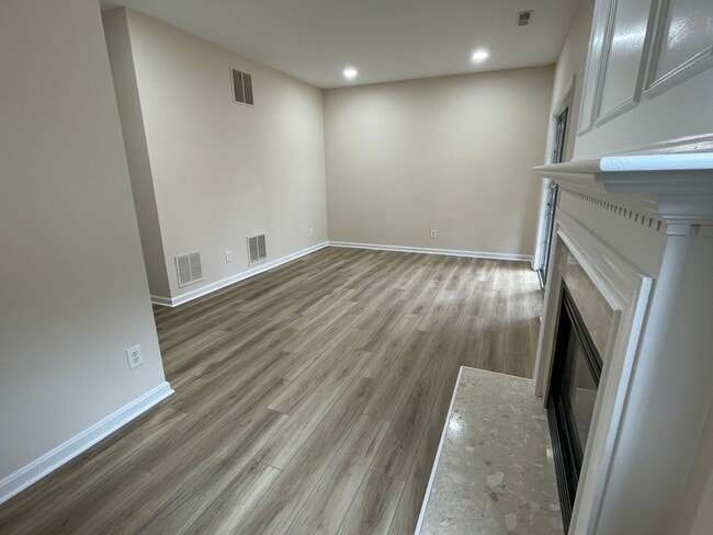 Building Photo - Elegant And Spacious 3 Bed 3.5 Bath Townhome In Vibrant Loudon Parkway Center