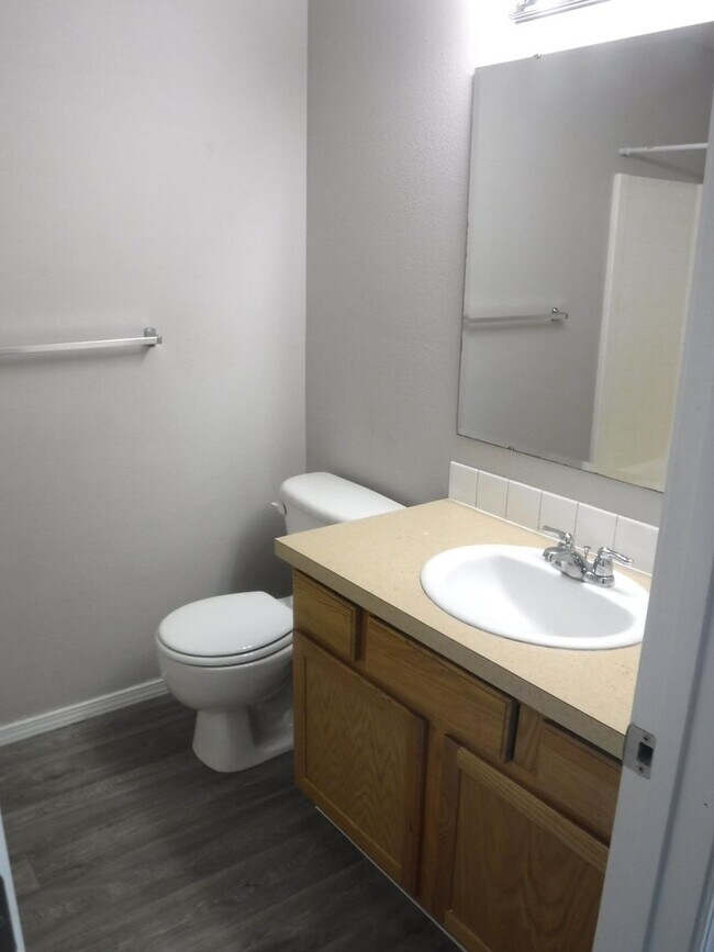 Building Photo - Charming Meridian home with 3 bed 2.5 bath and an office. Located in the Trailway Park Subdivisio...