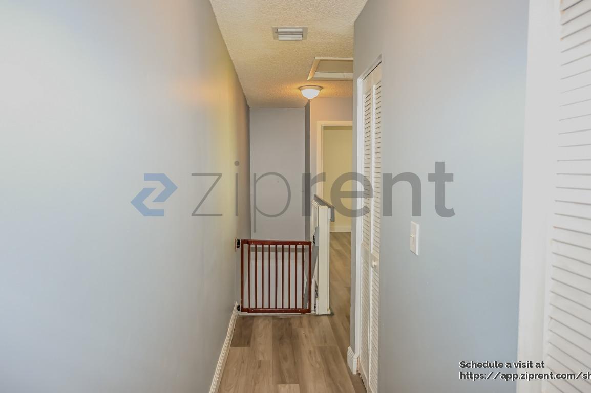 Building Photo - 9761 Riverside Dr