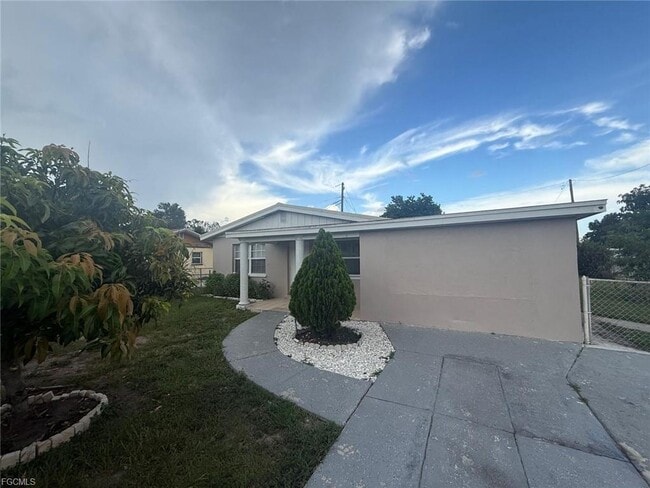 Building Photo - 1665 Henderson Ave