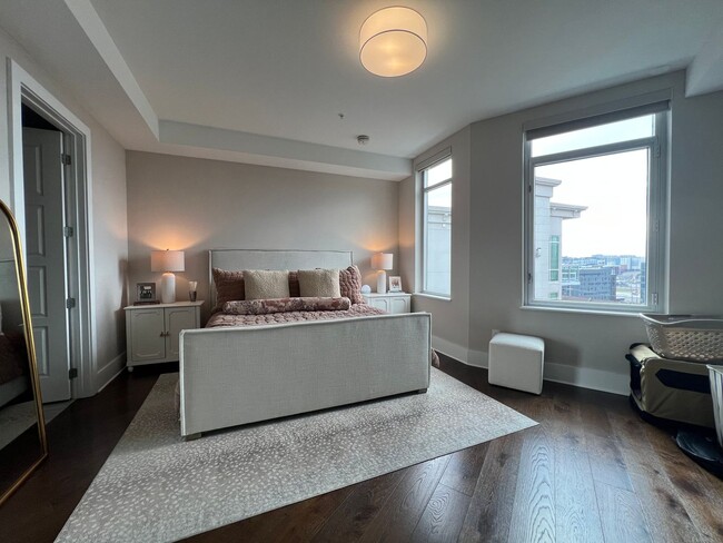 Building Photo - Spacious 2 bedroom 3 bath condo with office in City Lights!