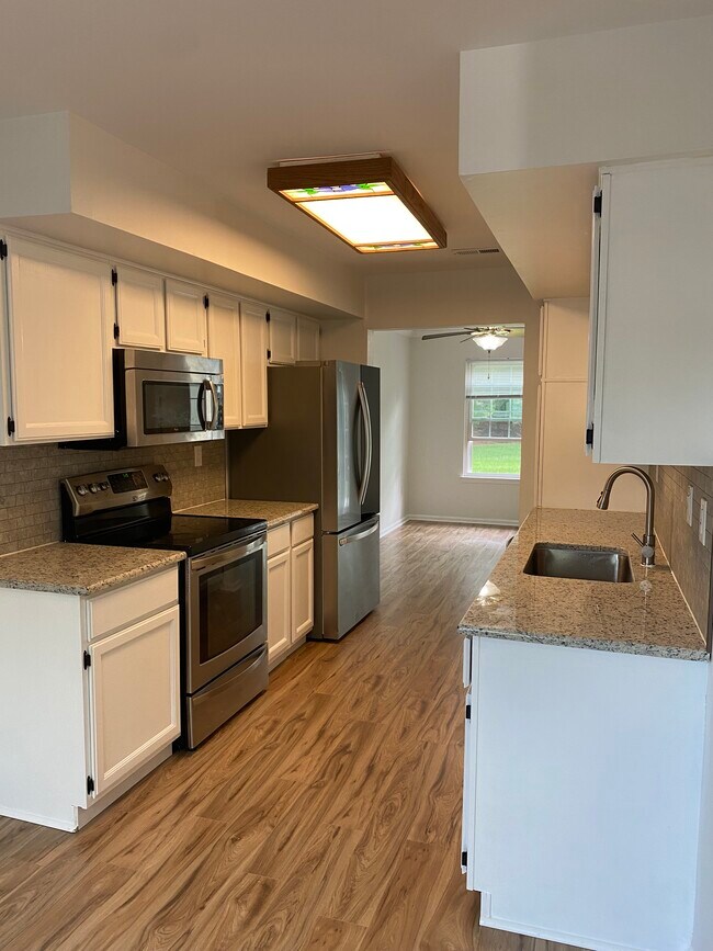 Building Photo - 6902 Colonial Ct