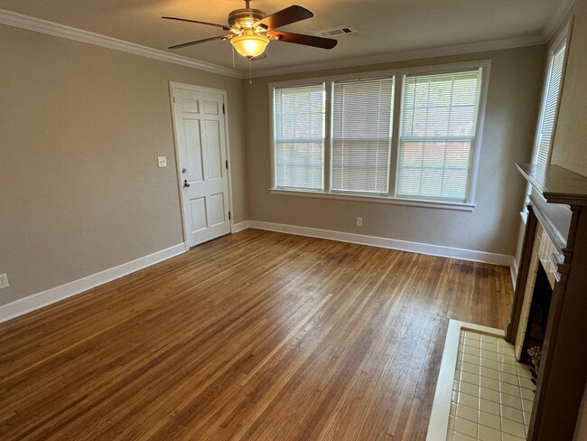 Building Photo - Gorgeous Features! 3 Bedroom with Bonus room