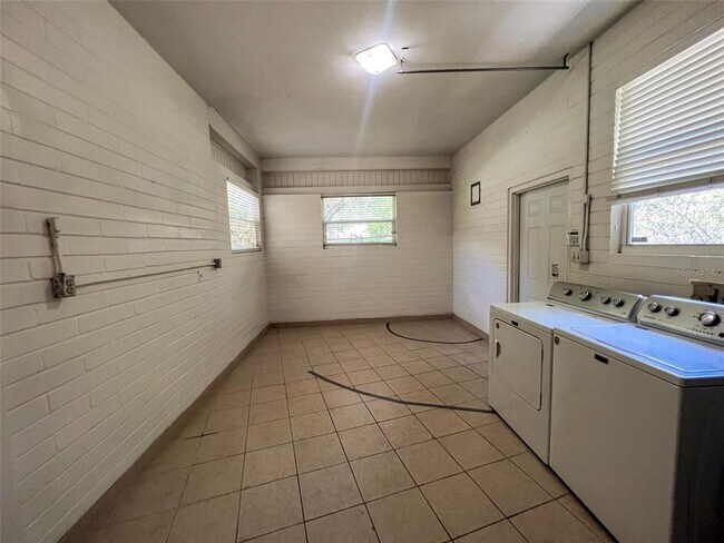 Building Photo - 1516 NW 14th Ave