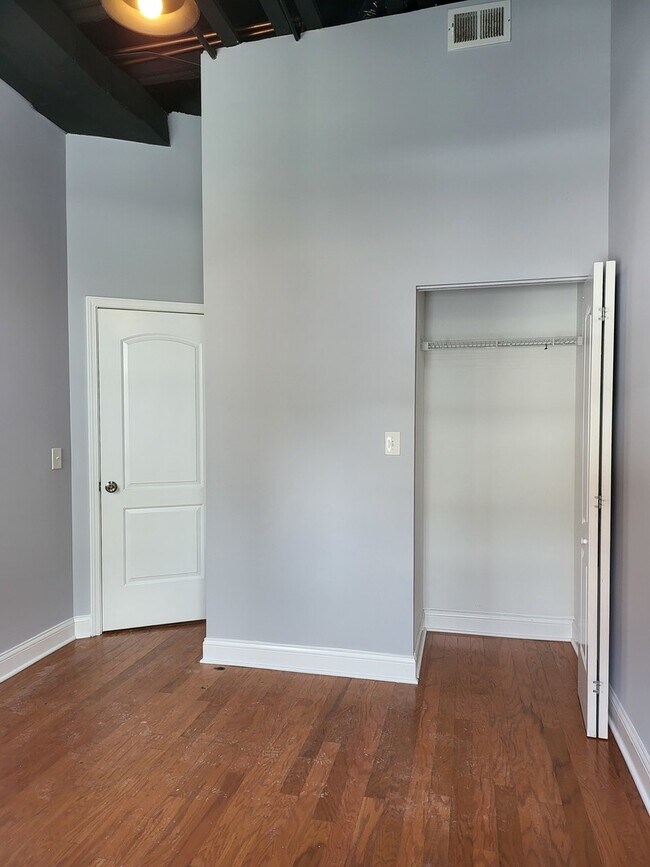 Building Photo - 3436 S Western Ave