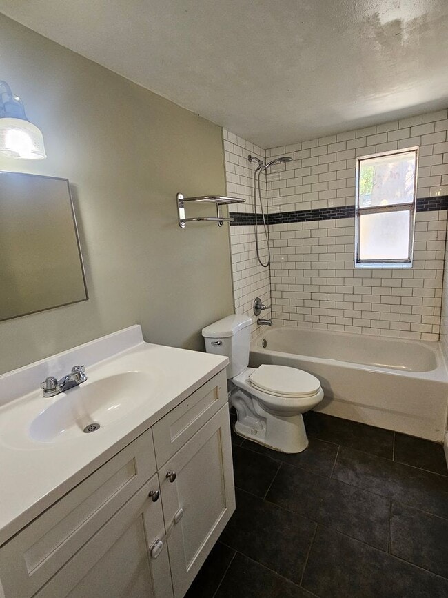 Building Photo - Charming 2-Bedroom, 1-Bathroom Duplex in C...