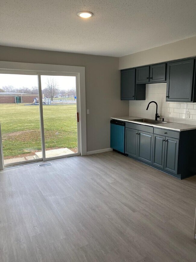 Building Photo - 5415 N Linwood Ave