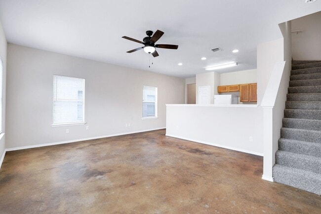 Building Photo - 5815 Golf Bend