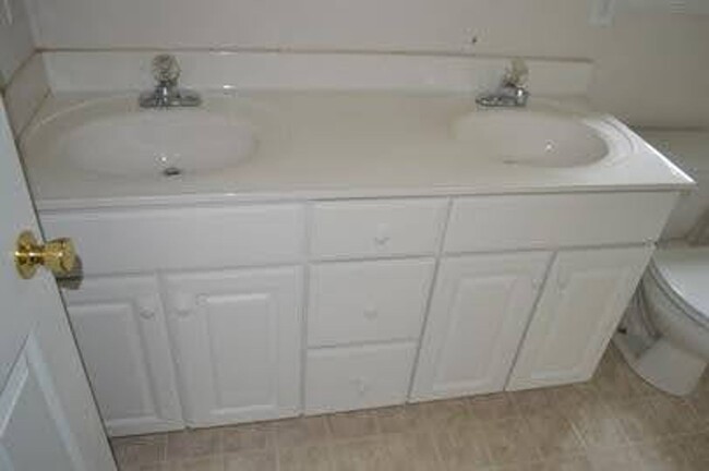 Building Photo - 4 Bedroom Townhome in Lynchburg
