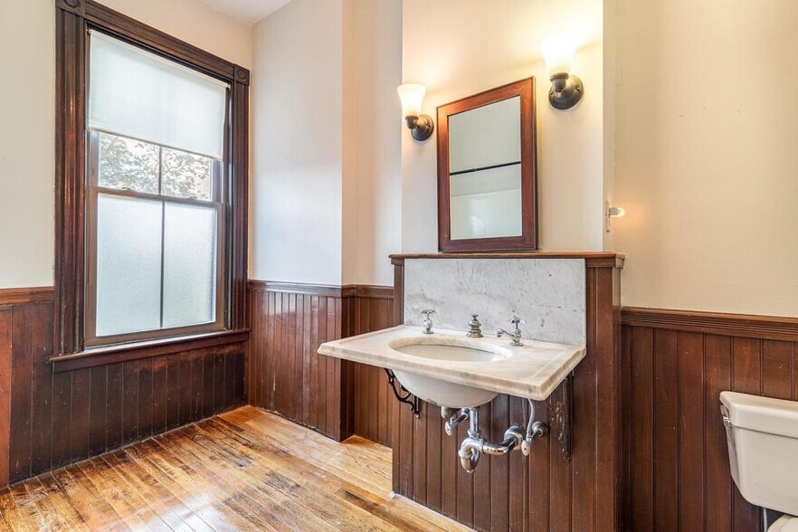 Building Photo - 325 K St