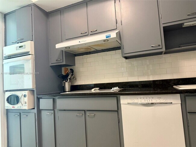 Building Photo - 5055 Collins Ave