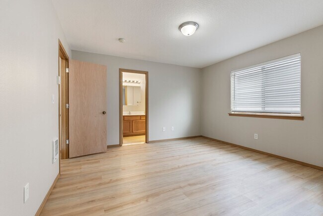 Building Photo - 5Bed/2.5 Bath House available