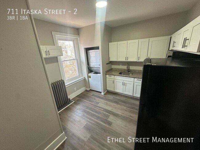 Building Photo - Spacious Three-Bedroom Apartment On The So...