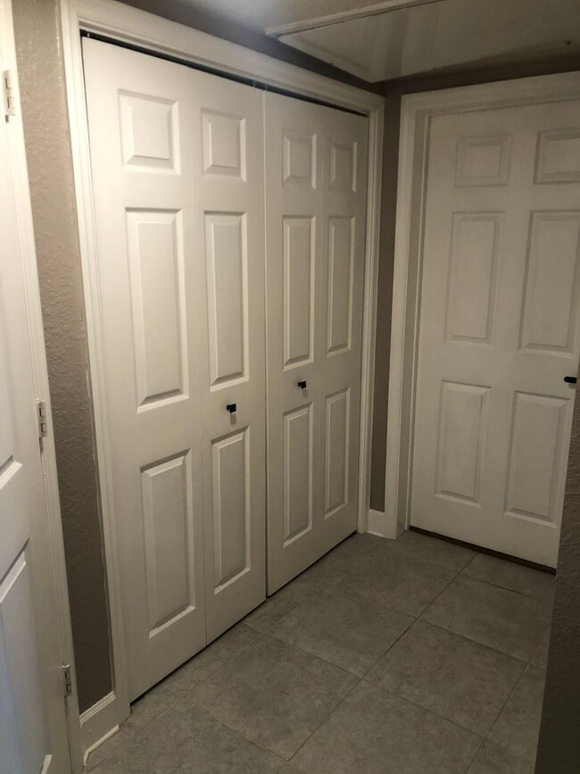 Building Photo - 6th Floor 1 bedroom overlooking Downtown O...