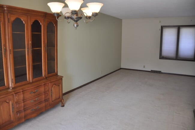 Building Photo - 836 S 131st St