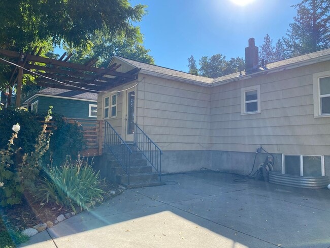 Building Photo - Beautiful 3 bed/2 bath On South Hill!