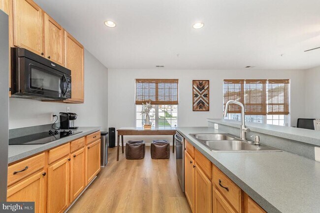 Building Photo - 1650 Mohegan Dr