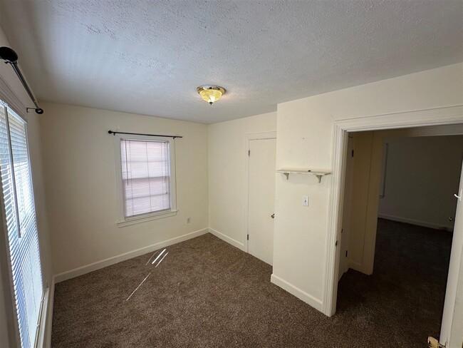 Building Photo - 1021 Roselawn Way