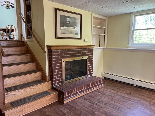 Building Photo - "Charming 3-Bed, 2-Bath Gem on Pearl Street – Your Ideal Bangor Retreat!"