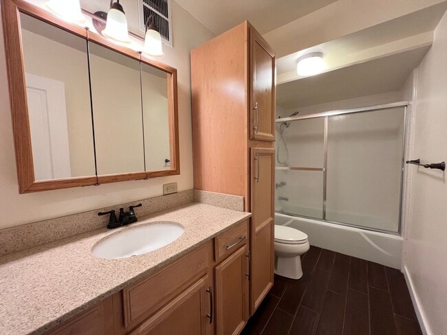 Building Photo - 2BD/2BA/2PKG. Furnished, Waikiki, Views, Breeze