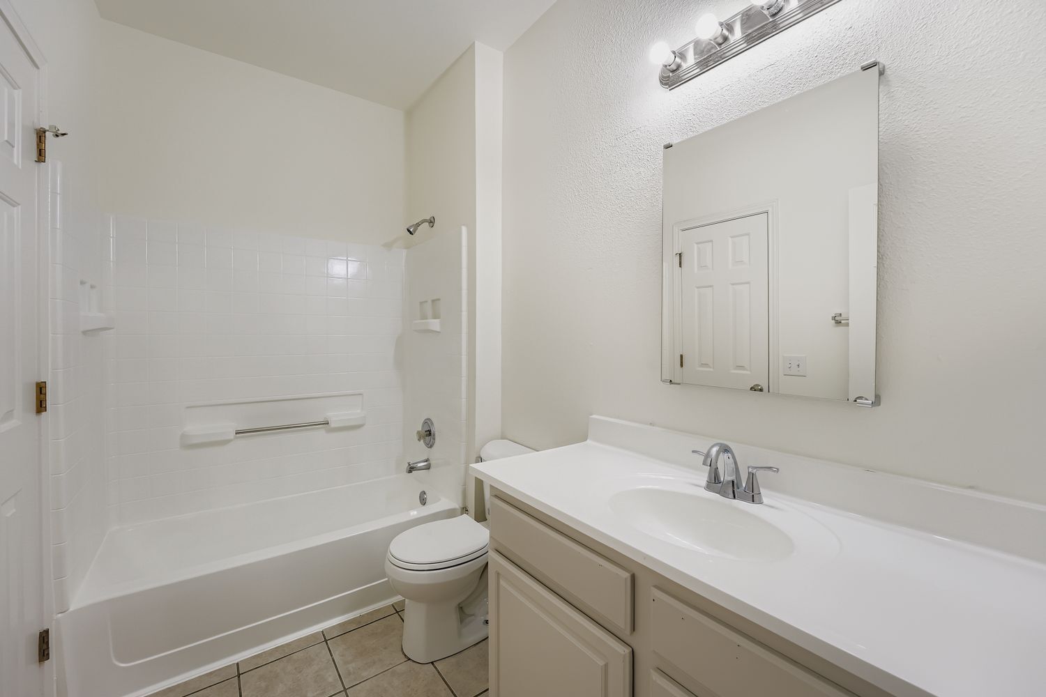 Downstairs bathroom - 7207 Bethune