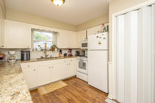 Building Photo - 2 bedroom 1.5 bath townhome in Hillcrest