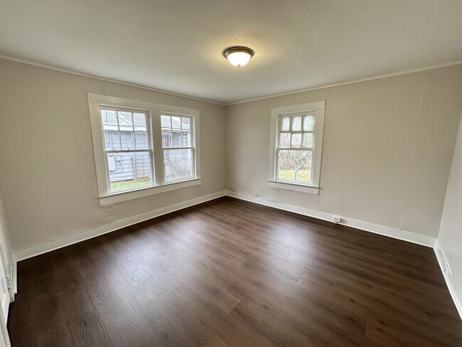 Building Photo - 1556 Burgin Ave