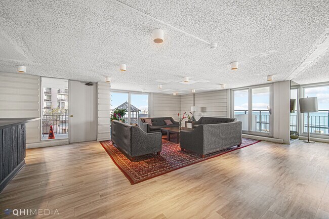 Building Photo - 6033 N Sheridan Rd