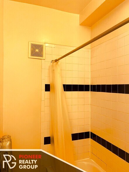 Building Photo - 3921 N Pine Grove Ave