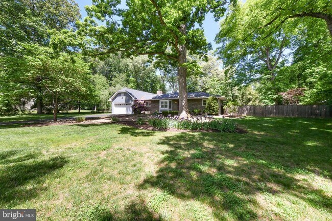 Building Photo - 14 Oak Ln