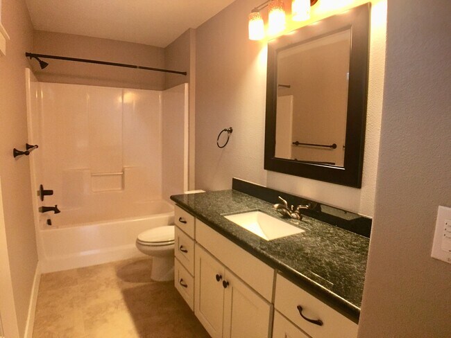 Building Photo - Spacious 3br/3.5ba House with Garage & AC in South Tabor Neighborhood