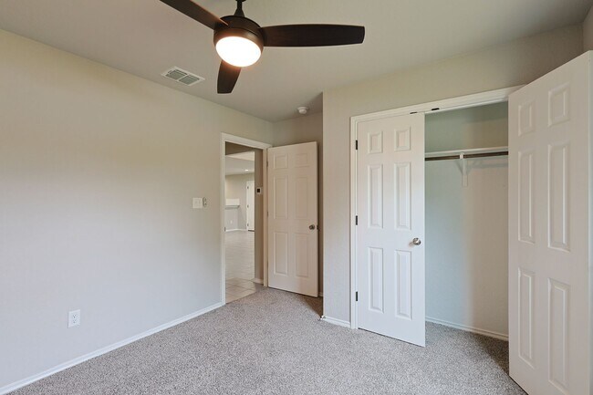 Building Photo - Charming 3/2 Minutes from Downtown NBTX