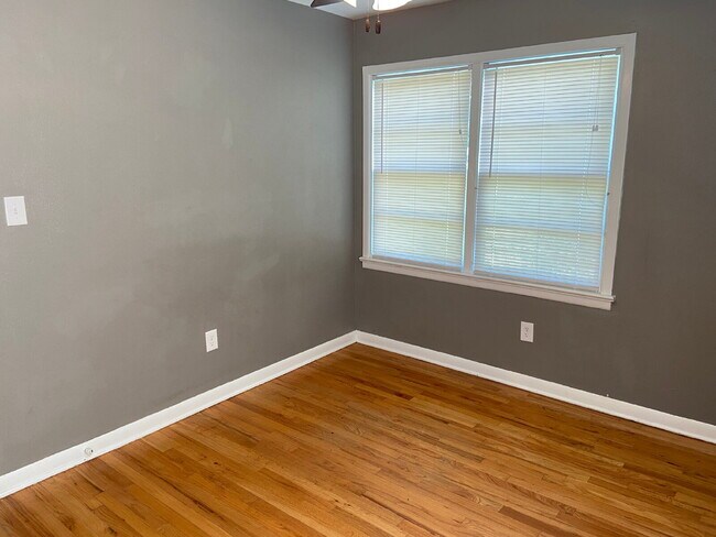 Building Photo - Spectacular Home With Classic Flair Locate...