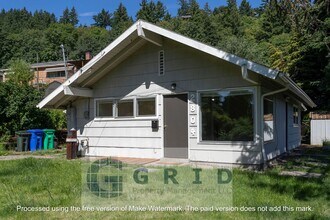 Building Photo - Charming 2 Bedroom Bungalow Available in N...