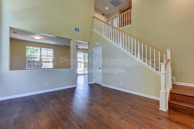 Building Photo - 453 Tulip Ct